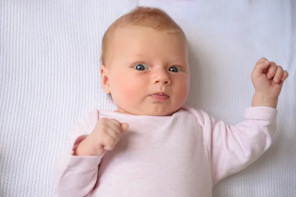 Vypadající Happy baby pózuje pro kameru — Stock fotografie