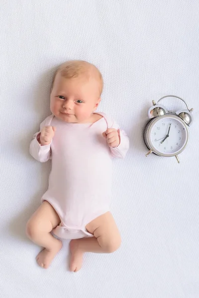 Happy uitziende baby poseren voor de camera — Stockfoto