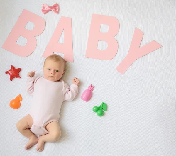 Glücklich aussehendes Baby posiert für Kamera — Stockfoto