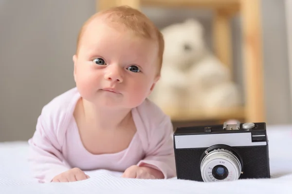 Kamera için poz mutlu görünümlü bebek — Stok fotoğraf