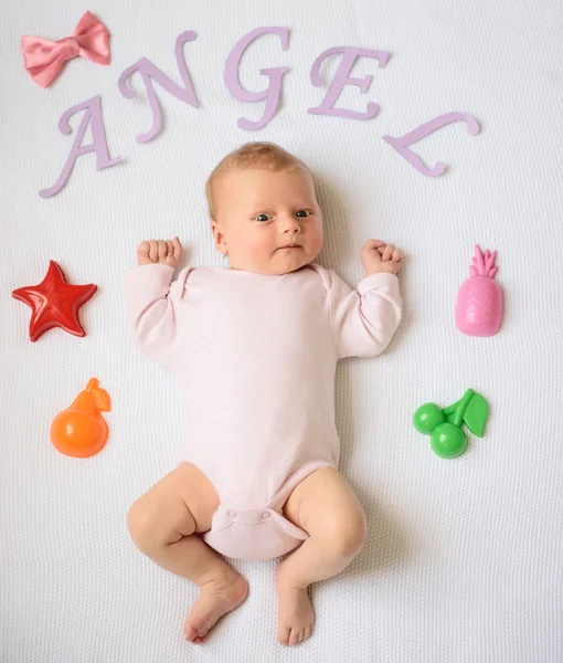 Happy uitziende baby poseren voor de camera — Stockfoto