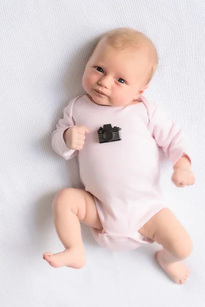 Joyeux bébé posant pour la caméra — Photo