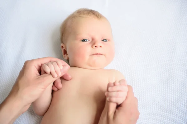 Mère aimante prenant soin de sa petite fille — Photo