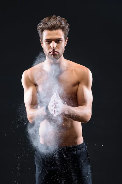 Yakışıklı erkek atlet için vücut geliştirme hazırlanıyor — Stok fotoğraf