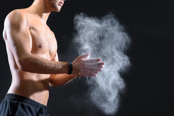 S'adapter jeune homme frottant les bras avec talc — Photo