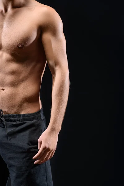 Muscular man showing his bare torso — Stock Photo, Image
