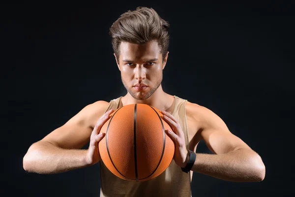 Fit mladý muž hrající basketbal — Stock fotografie