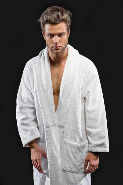 Серьезный парень отдыхает после купания
