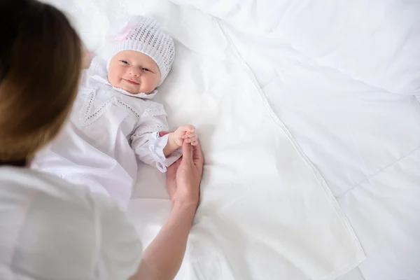 Matka, trzymając jej cute baby — Zdjęcie stockowe