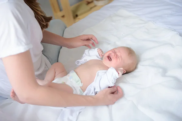 Matka, trzymając jej cute baby — Zdjęcie stockowe