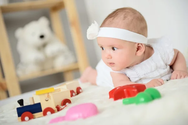 Schattig baby liggend op bed — Stockfoto