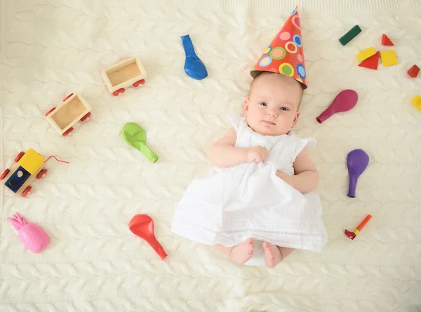 Schattig baby liggend op bed — Stockfoto