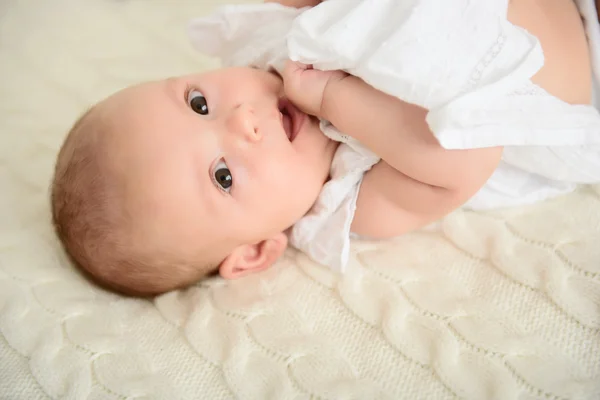 Lindo bebé acostado en la cama —  Fotos de Stock