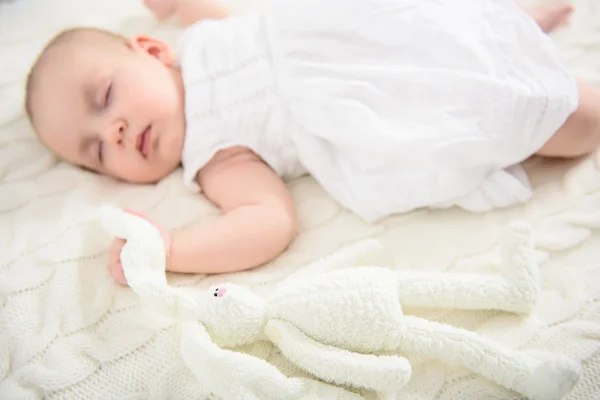 Rozkošné dítě dívka pořizování nap — Stock fotografie