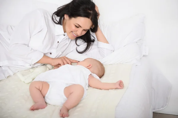 Mère heureuse jouant avec son bébé fille à la maison — Photo