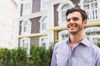 Kent mimarisini görüntüleyen neşeli adam