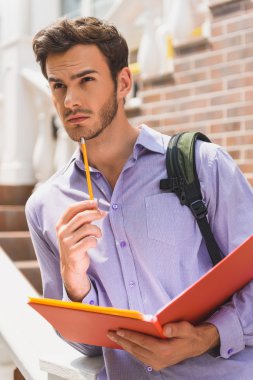 Zeki genç adam ciddi karar verme