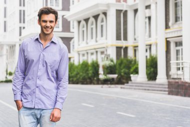 Şehirde yürümenin keyfini çıkaran mutlu adam