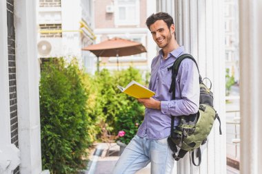 Neşeli genç adam öğrenme konu