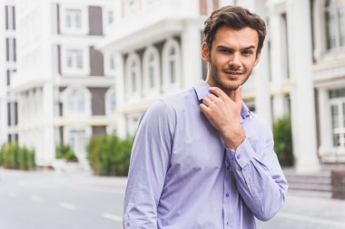 Şehirde yürüyen yakışıklı adam