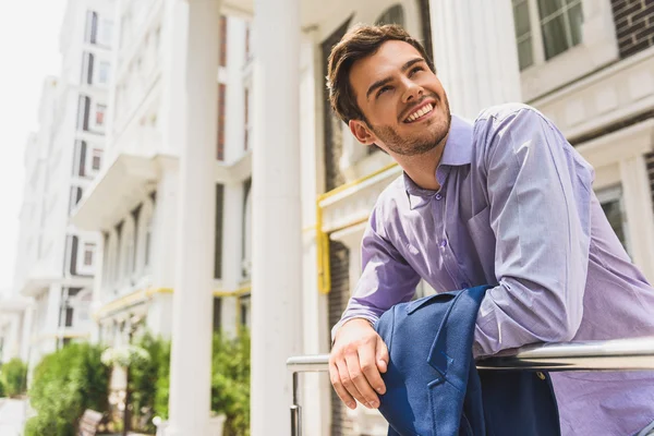 Şehirde hayatın tadını çıkaran neşeli adam