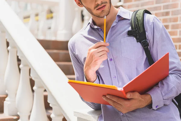 Konsantrasyon ile eğitim veren pensif erkek öğrenci