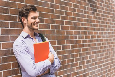 Okumak en sevdiğim hobimdir.