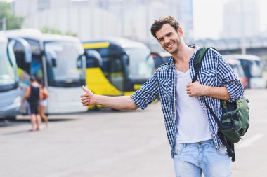 Kaygısız genç adam araba durdurmak için gesturing