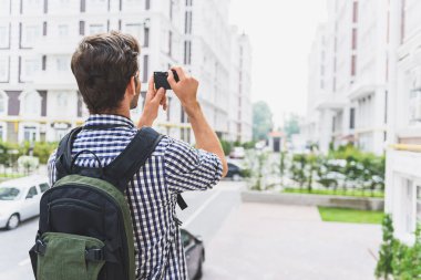 Rahat genç gezgin şehrin fotoğraflarını çekiyor