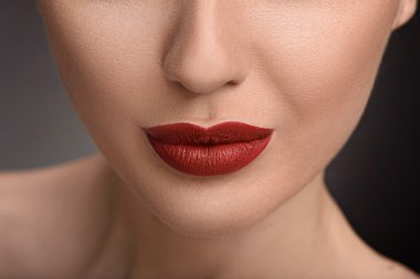 Harika makyaj ile güzel genç kız