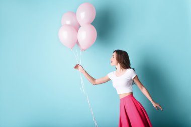 Şişme ile eğlenen mutlu genç kadın