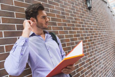 Ciddi genç adam karar verme