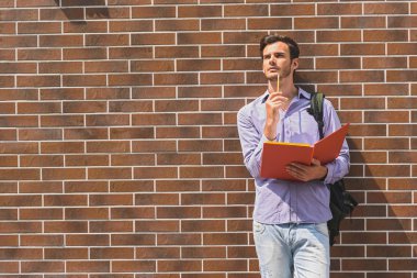 Düşünceli erkek öğrenci öğrenme konusu