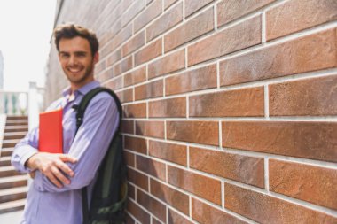 Derslerden sonra dinlenen mutlu genç adam