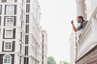 Şehrin çekimlerini çeken neşeli genç adam