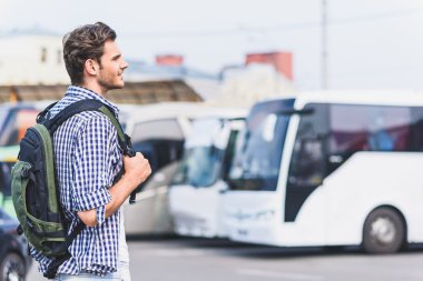 Mutlu genç gezgin kalkış için hazırlanıyor