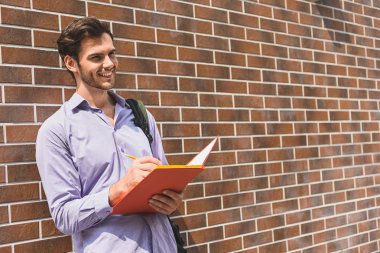 Esin tasarımcı çizim açık havada yapma