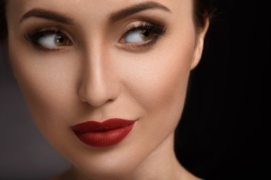 Flört eden genç kadın ilgisini dile