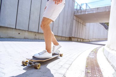 Yetenekli genç kaykaycı sokakta eğlenceli