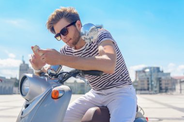 Kendine güvenen adam bisikletle Smartphone kullanarak