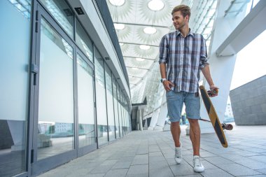 Neşeli adam kaymak ile yürüyüş zevk