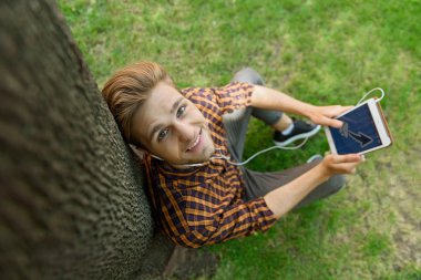 Kaygısız adam doğada teknolojisini kullanarak