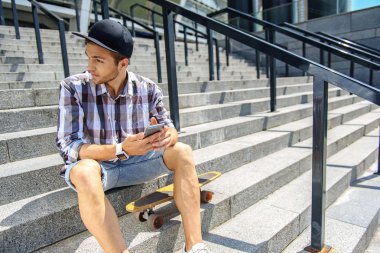 Neşeli adam kaymak ile merdivenlerde dinlenme