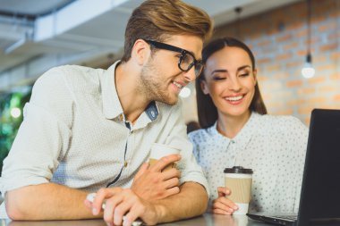 Neşeli arkadaşlar eğlenmeye kafeteryada