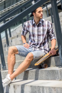 Merdiven üstünde dinlenme usta erkek kaykaycı
