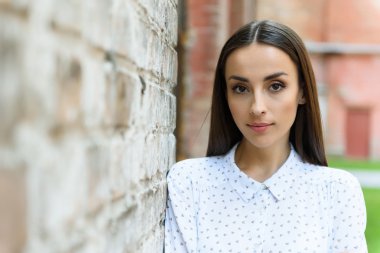 Dışarıdan biri için bekleyen kendine güvenen kadın