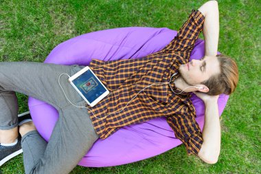 Hoş adam ile teknoloji doğanın dinlendirici