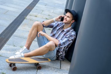 Smartphone kullanarak neşeli erkek patenci