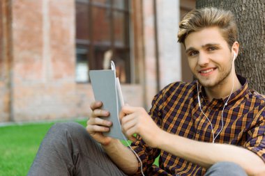 Neşeli adam doğada teknolojisi ile dinlenme