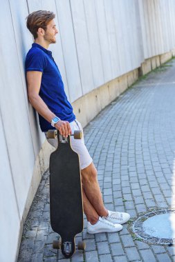 Kaygısız adam kaykay ile dinlenme